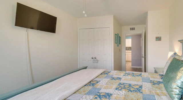 Апартаменты Gulf Shores Condo w/ Pool Access, 5 Mi to Beach!
