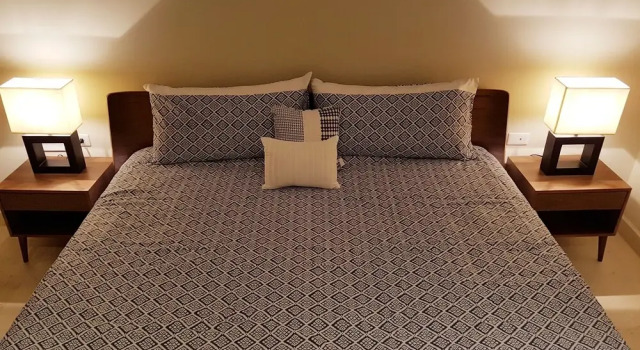 Апартаменты с балконом Cozy 1 BR apartment steps away from the Beach by Happy Address