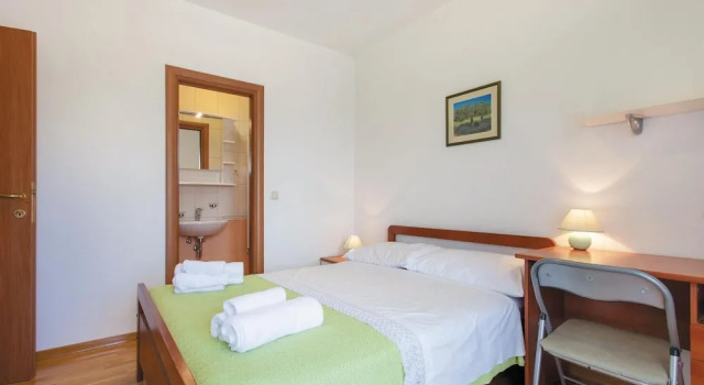 Stunning Home in Kastel Kambelovac With Wifi and 3 Bedrooms, Rezerwuj Hotel Hotele w Split-Dalmatia County z parkingiem, Parking