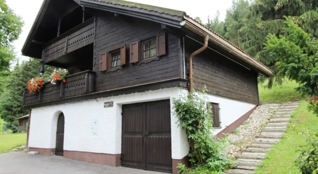Коттедж с балконом Quiet Holiday Home Near Ski Resort