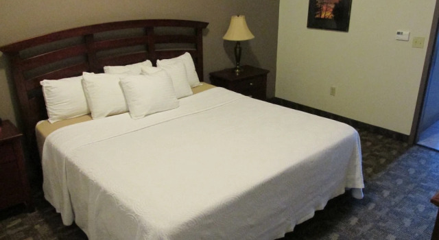 Четырёхместный люкс Crystal Springs Inn and Suites