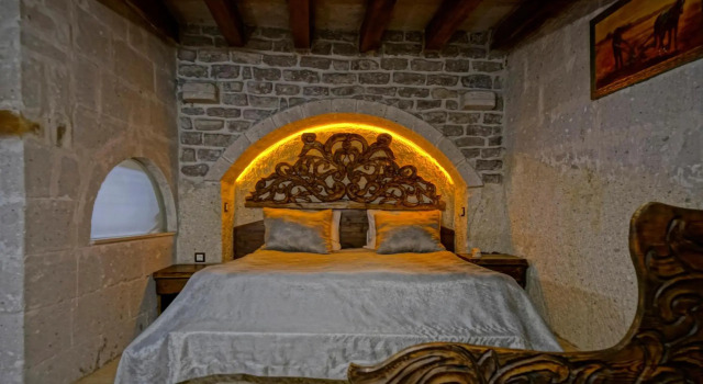 Holiday Cave Hotel