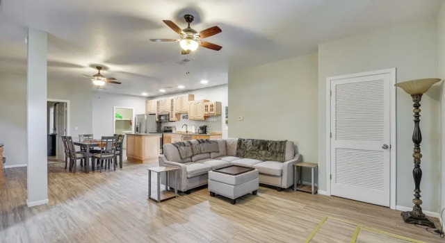Pet-friendly Downtown Fulton Apt w/ Smart TV!, Varaa Hotelli Fulton Missouri