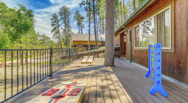 Коттедж Sleepy Bear Cabin in Ruidoso: Deck & Yard Games!