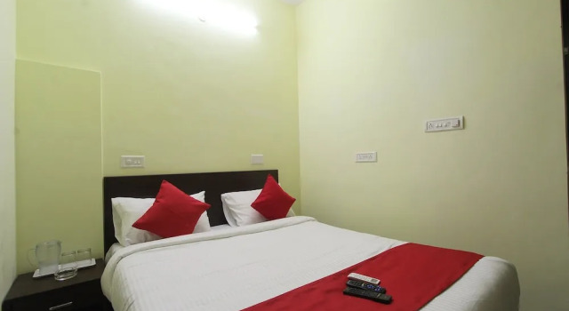 Номер Economy Hotel O V R Residency Near Sri Amruth Chithra Mandira