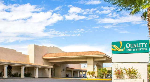 Quality Inn & Suites Lake Havasu City, Забронировать Отель Отели Лейк-Хавасу-Сити с парковкой, рядом с Psychic Advisor, Парковка