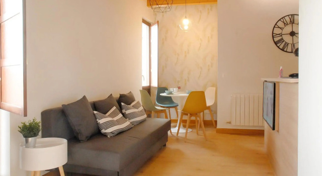 Elegant apt. for 4 in Burgos city center beside the Cathedral w/ Wifi