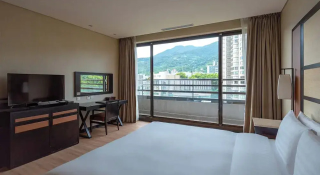 Двухместный номер Deluxe с балконом и с видом на парк Beitou Sweet Me Hot Spring Resort