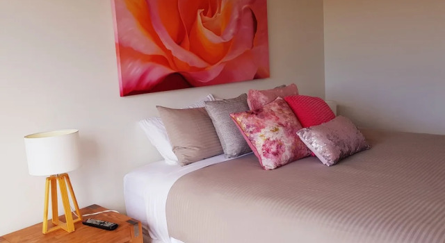 Amaranthine Abodes, Book Hotel Red Hill 