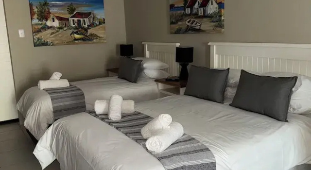 Студия Deluxe Amberdale Estate Self Catering - Twin rooms with shared external bathroom and lounge