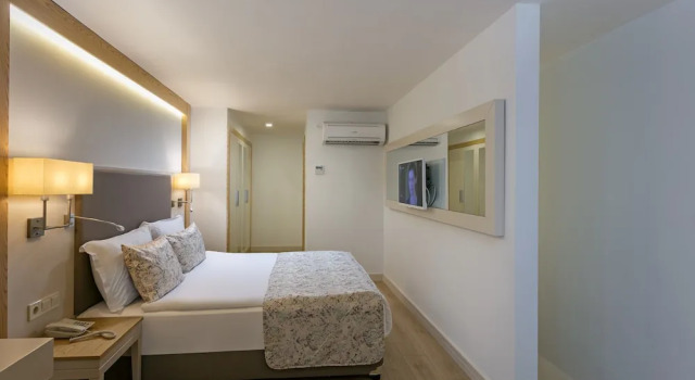 Четырёхместный номер Standard с балконом Glamour Resort & SPA