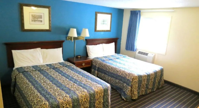 Четырёхместный номер Standard Budget Host Airport Inn