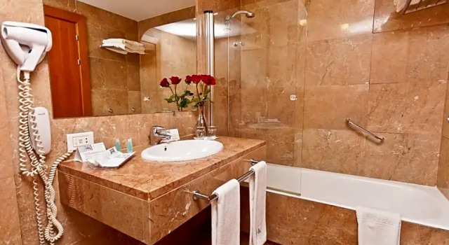 Номер Standard с красивым видом из окна Eurostars Toledo