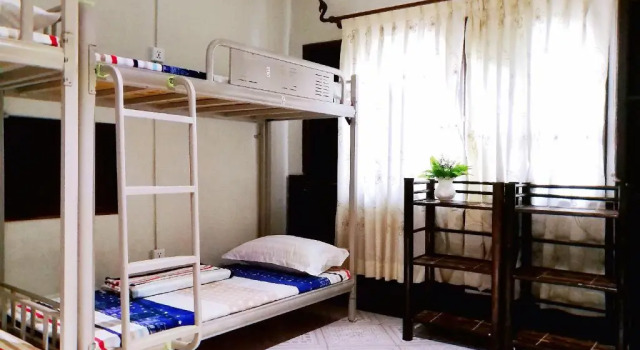 Кровать в общем номере с балконом New Lao Paris Hotel