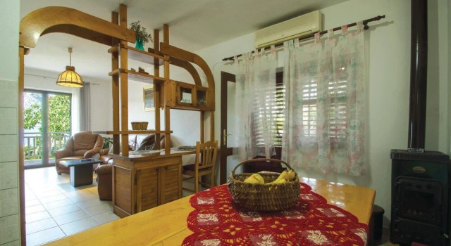 Awesome Home in Racisce With Wifi and 4 Bedrooms