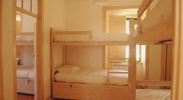 Кровать в общем номере Origens Hostel