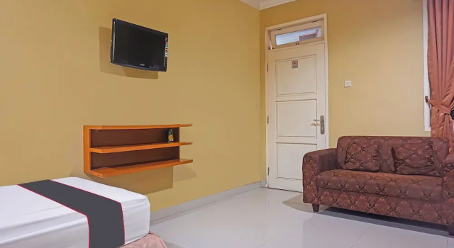 Premium Zimmer Capital O 92836 Villa Kampoeng Katineung