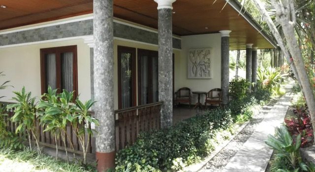 Královský Dvoulůžkový s manželskou postelí pokoj s balkonem The Oxalis Regency Hotel Magelang