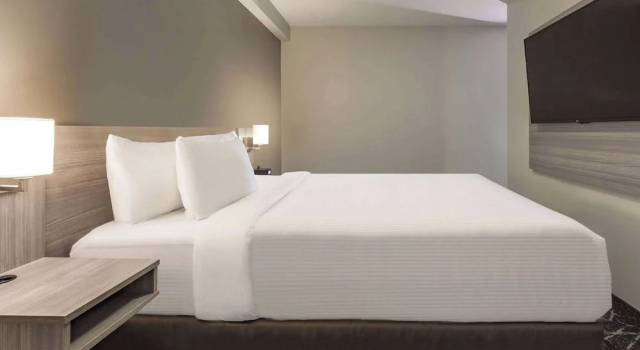 Двухместный люкс c 1 комнатой Microtel Inn & Suites by Wyndham Lloydminster