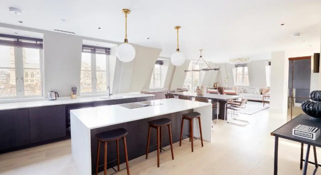 Люкс с балконом Beautiful Westminster Suites by Sonder
