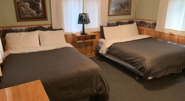 Четырёхместный номер Standard Glacier Haven Inn