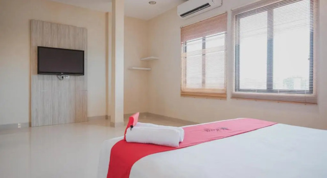 Люкс RedDoorz Plus near Ferry Terminal Batam Center