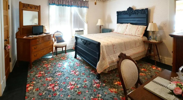 Люкс с видом на сад Rose Heart Inn
