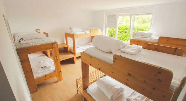 Кровать в общем номере Latas Surf House