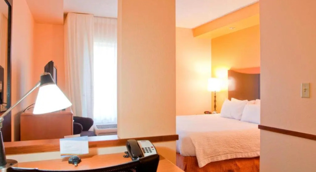 Студия Fairfield Inn & Suites Bedford