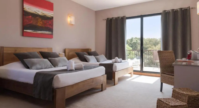 Standard quadruple chambre Hotel restaurant Spa Disini Montpellier Est, The Originals Relais
