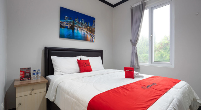 RedDoorz near Botani Square Mall