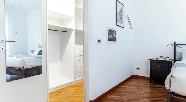 Marvellous 2BR flat near city centre, Book Hotel Milan Lombardy