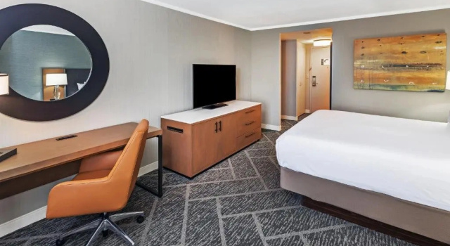 Четырёхместный номер High Floor DoubleTree by Hilton Tulsa - Warren Place