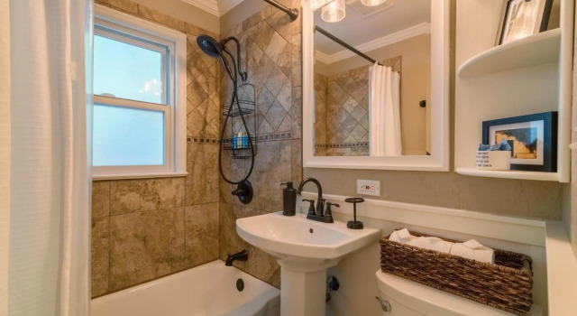 Italian Style in Old Town with Private Hot Tub, Забронировать Отель Форт-Коллинс Колорадо, рядом с Moby Arena