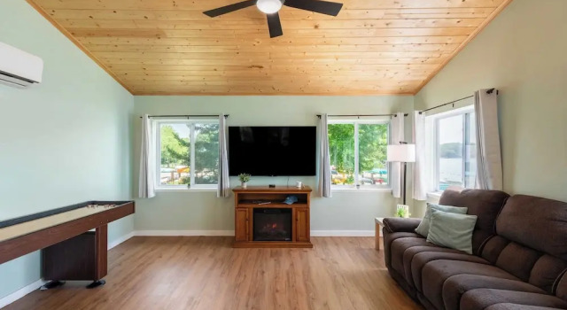The Lake Life by Avantstay Lakefront + View + Hot Tub, Book Feriehus Sommerhuse i Pennsylvania, Hytte