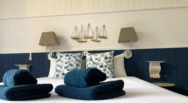 Трёхместный номер Comfort Hôtel Bien-Être Aux Cyprès de Marquay-Calme et élégance-Laissez-vous porter par une ambiance chaleureuse où chaque instant compte-Découvrez un havre de paix où nature et confort se marient pour vous offrir une expérience unique- Réservez dès aujourdhui