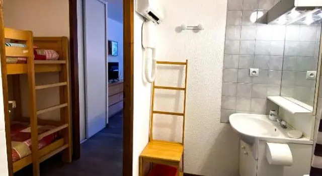 Studio Brides-les-bains tout confort et piscine, Prenota Appartamento Hotel a Alvernia con parcheggio, Parcheggio