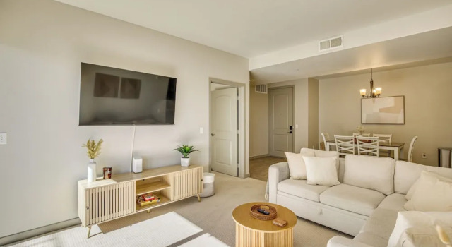 By Seaport Village and Navy Base! Chic Condo with Pool, Rezervasyon Otel National City San Diego Metropolitan Area