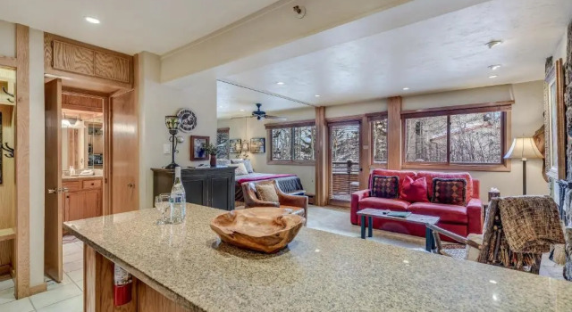 Laurelwood Condominiums Studio Premier Unit 305, Забронировать Отель Сноумасс-Виллидж Горнолыжный курорт Аспен-Сноумас, рядом с Scooper