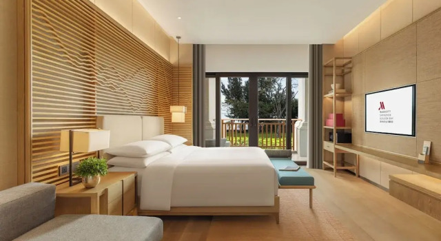 Двухместный номер Deluxe с балконом и с видом на сад Shenzhen Marriott Hotel Golden Bay