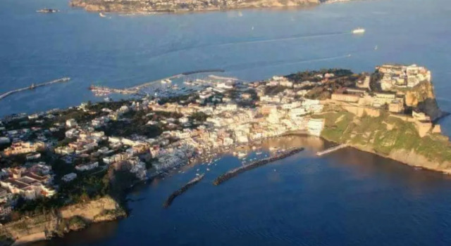 Коттедж Little house with yard and BBQ in Procida Island