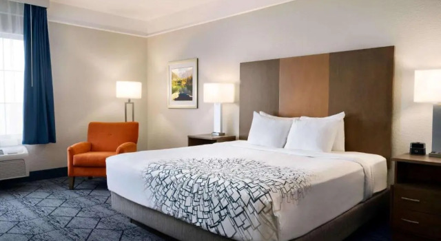 Номер Standard La Quinta Inn and Suites by Wyndham at WaTiki Waterpark