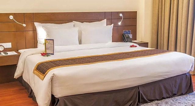 Двухместный люкс с балконом Sai Gon Phu Tho Hotel