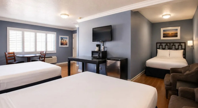 Четырёхместный номер Comfort Big A Motel & Suites Near Disneyland Orange County