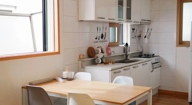 Hongdae One House Quad Room, Забронировать Отель Мапхогу Сеул, рядом с Торговая улица Хондэ