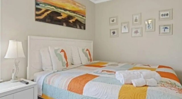 Номер Standard Life's A Beach - Walk To Everything In Historic Carolina Beach! 1 Bedroom Condo by RedAwning