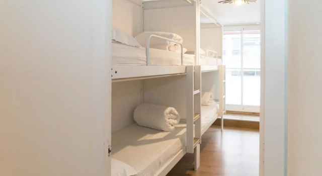 Кровать в общем номере с красивым видом из окна Pars Teatro Hostel