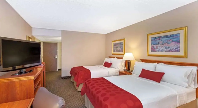 Четырёхместный номер Deluxe с видом на бассейн Ramada by Wyndham Midtown Grand Island