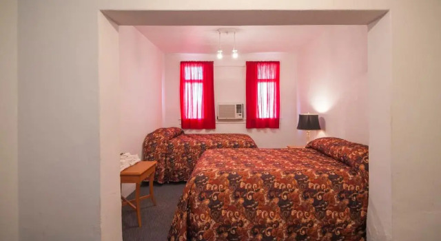 Четырёхместный номер Standard Amargosa Opera House & Hotel