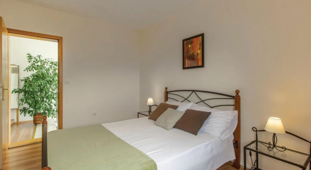 Amazing Home in Stobrec With Wifi and 4 Bedrooms, Rezerwuj Hotel Hotele w Split-Dalmatia County z parkingiem, Parking